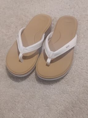 Reef Women’s White Strap Tan Footbed Cushion Cloud Flip Flops Sandals Outdoors